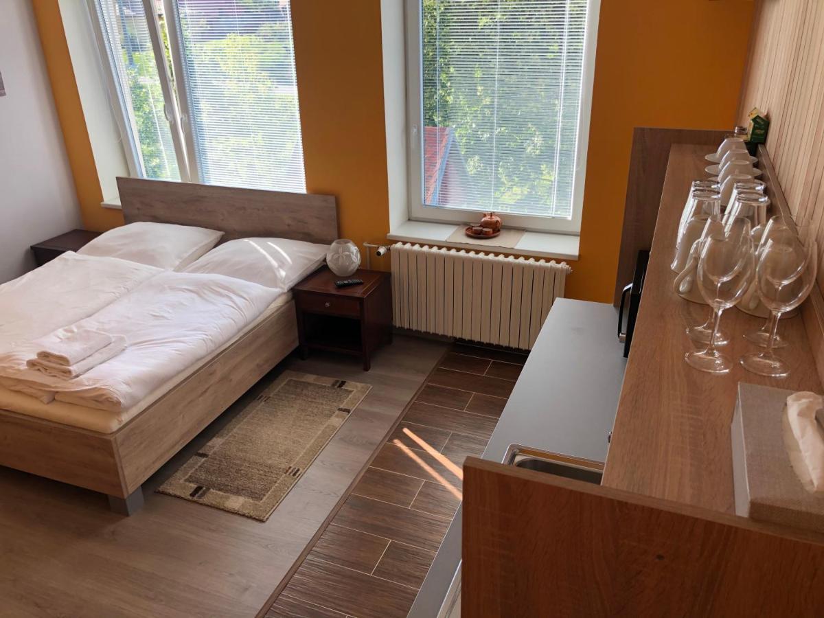 Dnm Inn Korycany エクステリア 写真