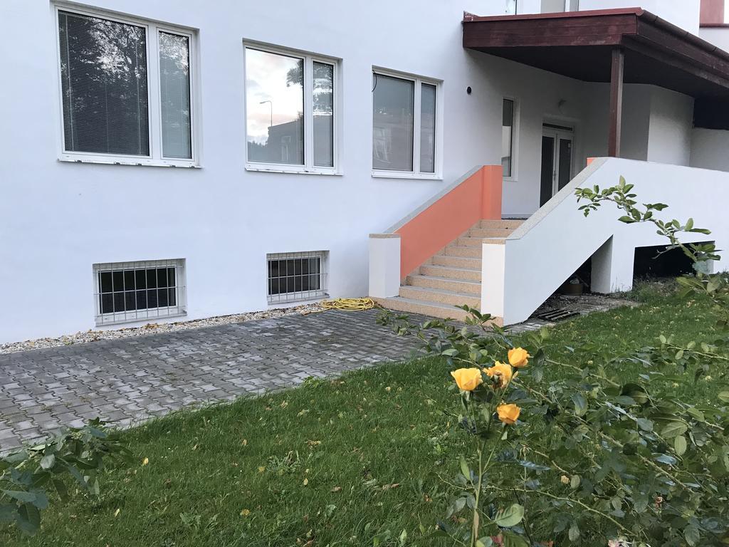Dnm Inn Korycany エクステリア 写真