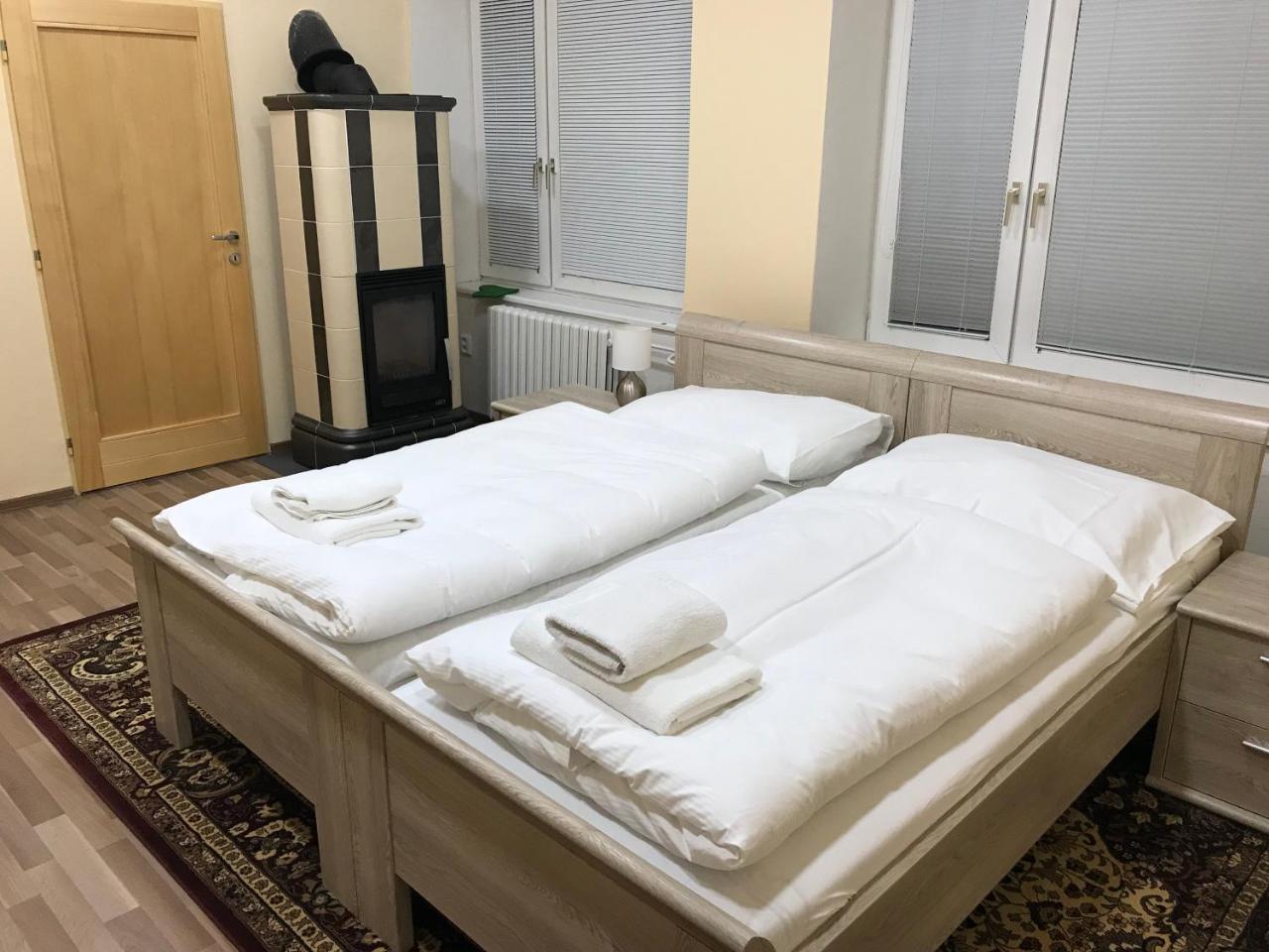 Dnm Inn Korycany エクステリア 写真